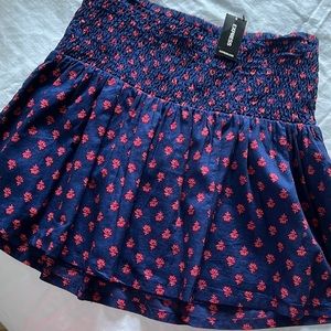 Express, smocked, floral, blue and red, Mini-Skirt, never been worn
